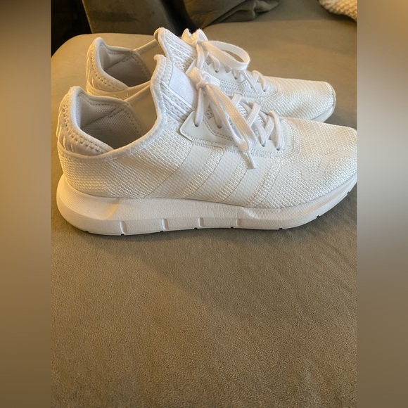 Adidas running shoe basically brand new size 9.5 - Picture 3 of 6